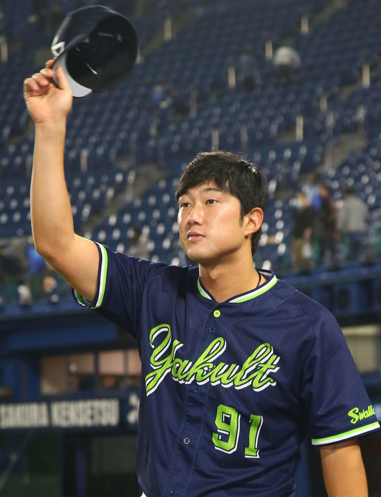DeNA対ヤクルト　ヤクルト移籍後初勝利を挙げた歳内はスタンドの声援に帽子を取って応える（撮影・足立雅史）