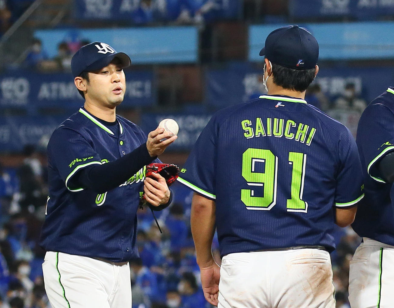 DeNA対ヤクルト　ヤクルト移籍後初勝利を挙げた歳内（右）は勝利球を石山から受け取る（撮影・足立雅史）