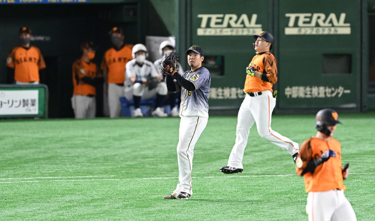 20年9月17日巨人戦、9回裏巨人2死一塁、丸を一ゴロに仕留め、完封勝利の西勇はグラブをたたく
