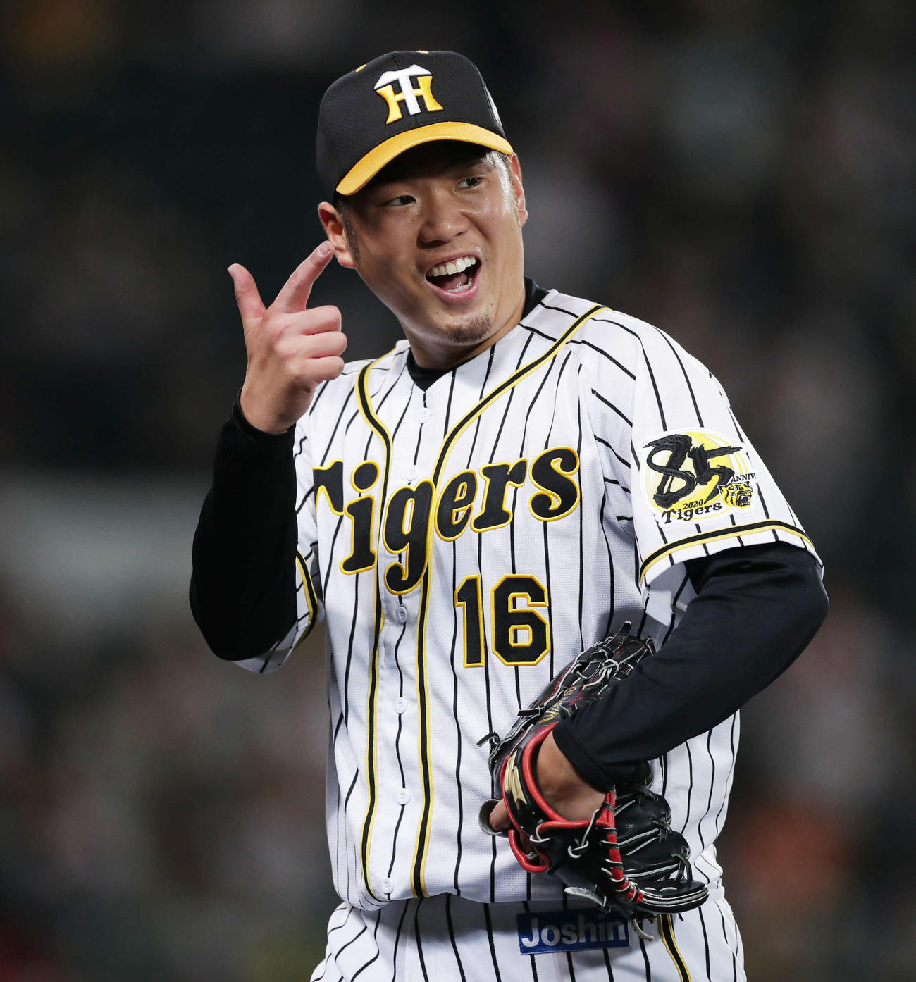 阪神対巨人　7回を投げ終え、笑顔でベンチへ戻る阪神西勇輝（撮影・前田充）