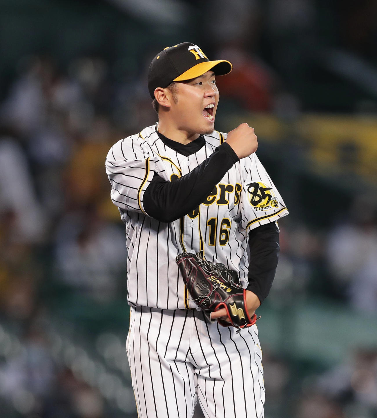 阪神対巨人　8回表巨人2死、吉川尚を空振り三振に仕留め、雄たけびをあげながらガッツポーズする西勇輝（撮影・前田充）