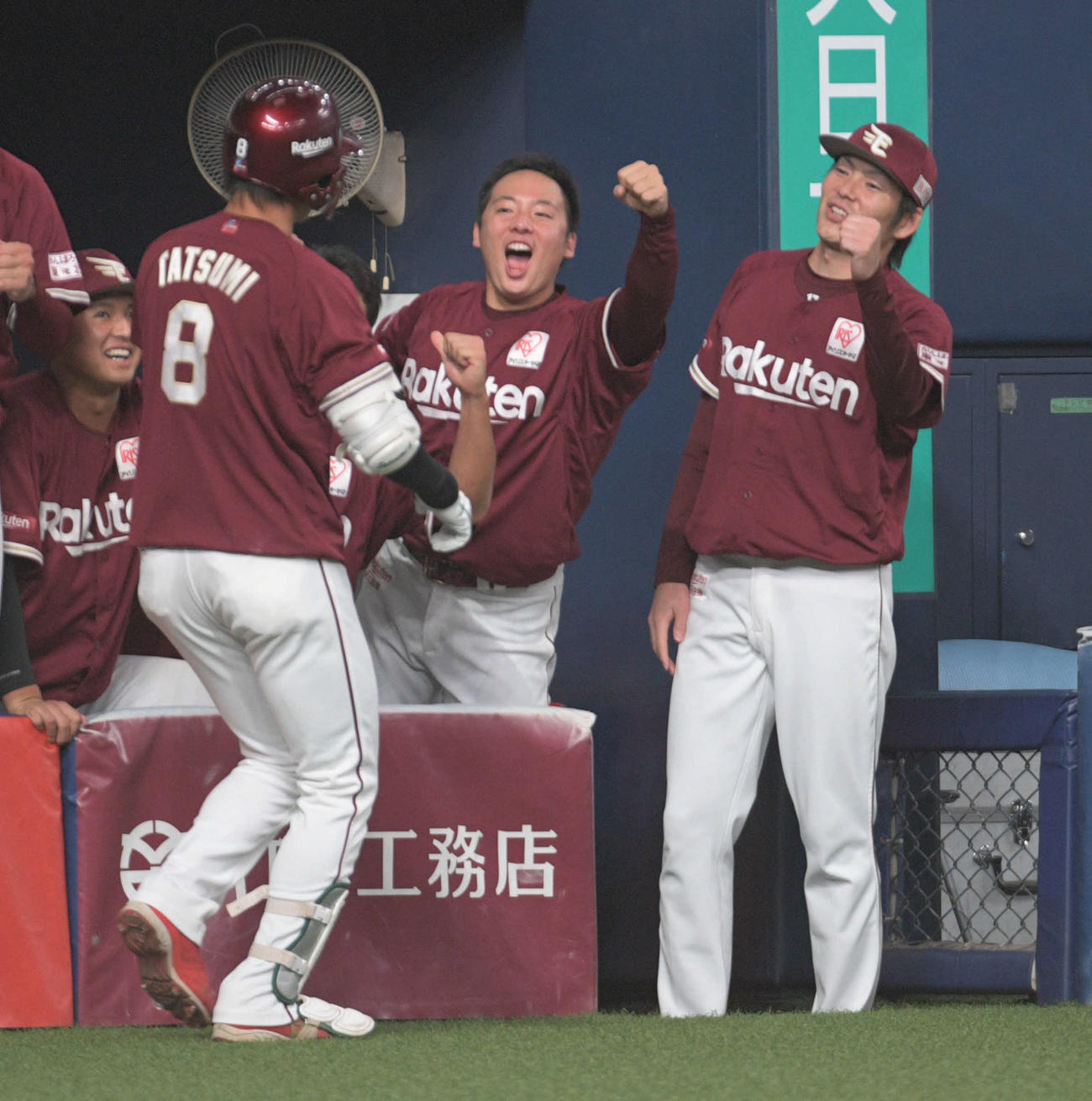 オリックス対楽天　8回表楽天2死二、三塁、3点本塁打を放った辰己涼介を迎える松井裕樹（中央）（撮影・渦原淳）