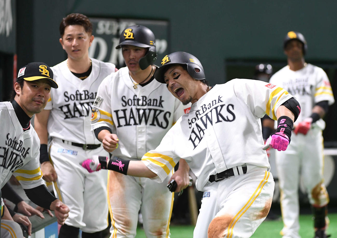 ソフトバンク対日本ハム　4回裏ソフトバンク1死二塁、松田宣は左越えに2点本塁打を放ちベンチ前で、手洗いから「熱男」と雄たけびを上げる（撮影・今浪浩三）