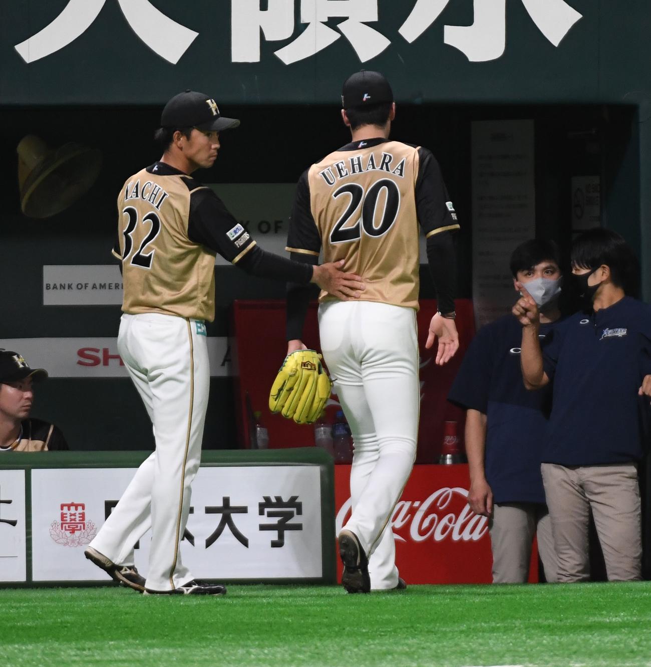 ソフトバンク対日本ハム　4回裏ソフトバンク1死二塁、先発の上原健太は松田宣浩に2点本塁打を浴び、降板する（撮影・今浪浩三）
