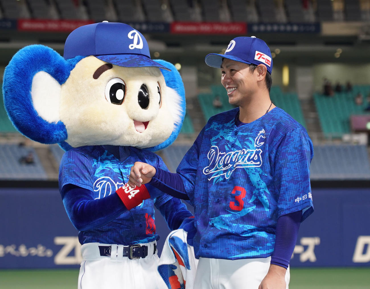 ヒーローインタビュー後、ドアラの祝福に笑顔の中日高橋周平（2020年9月23日撮影）