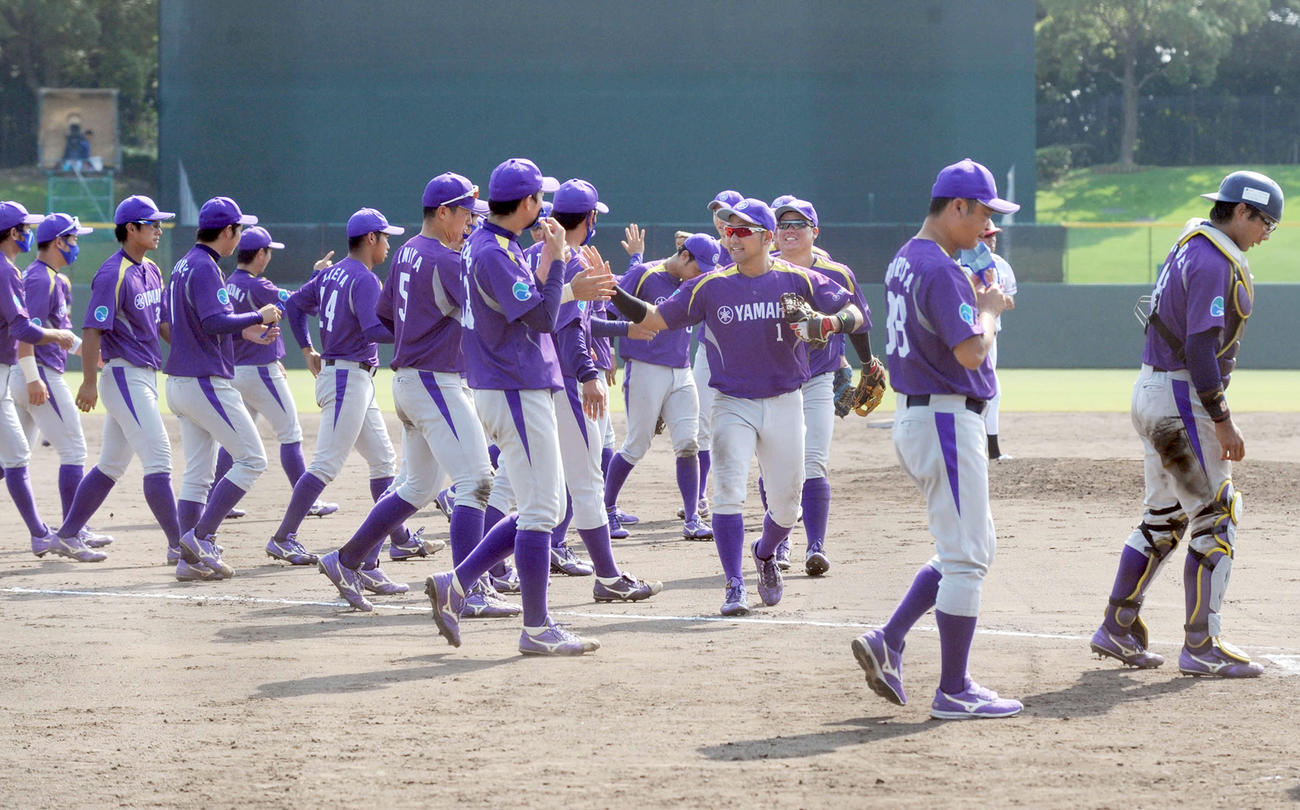 2年連続の都市対抗出場を決め、喜ぶヤマハの選手たち（撮影・河合萌彦）