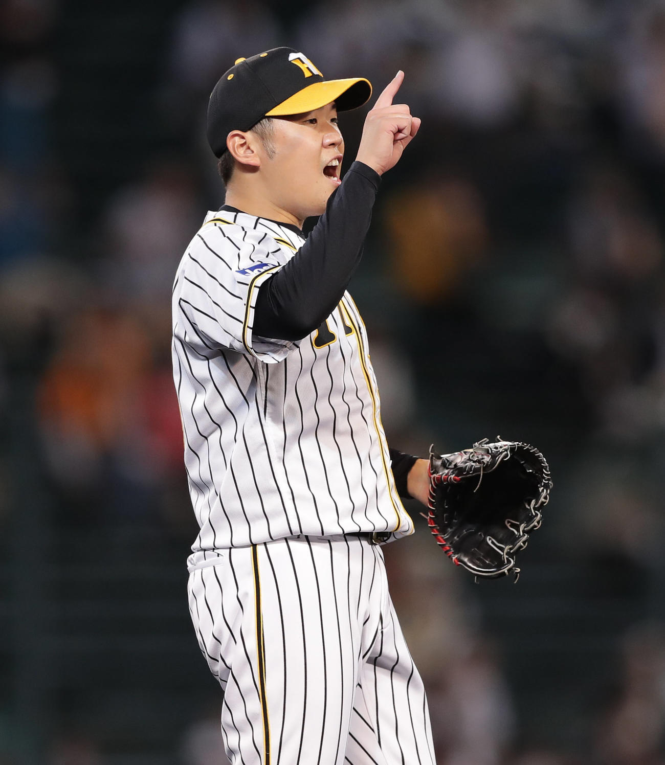 吉川尚を見逃し三振に仕留め、ナインに声を掛ける西勇（撮影・前田充）