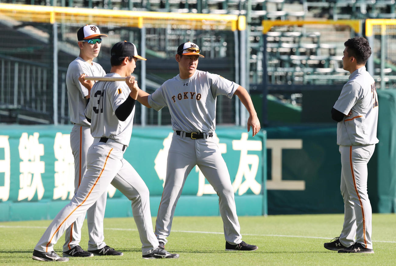 阪神対巨人　試合前練習中、表情を引き締める巨人桜井（中央）（撮影・垰建太）