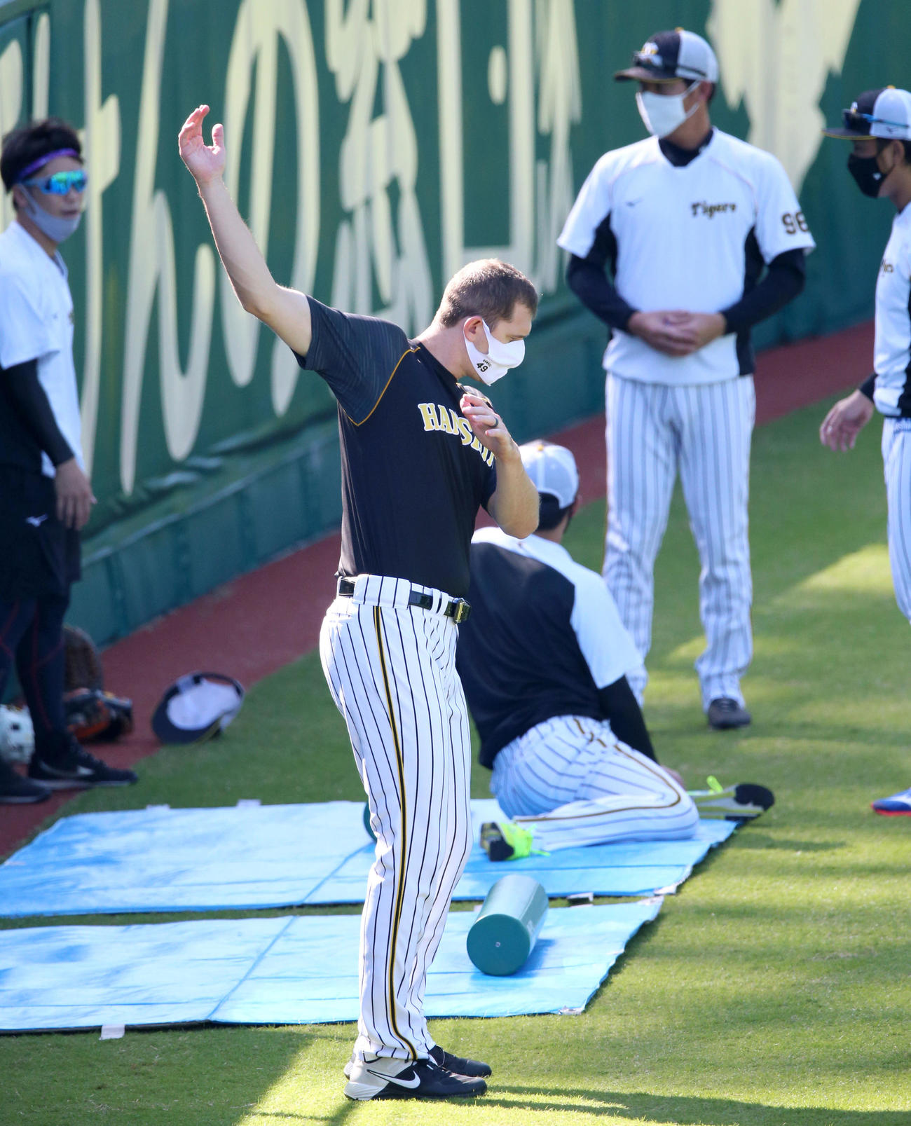 阪神対巨人　試合前の練習で体を動かすガンケル（撮影・上山淳一）