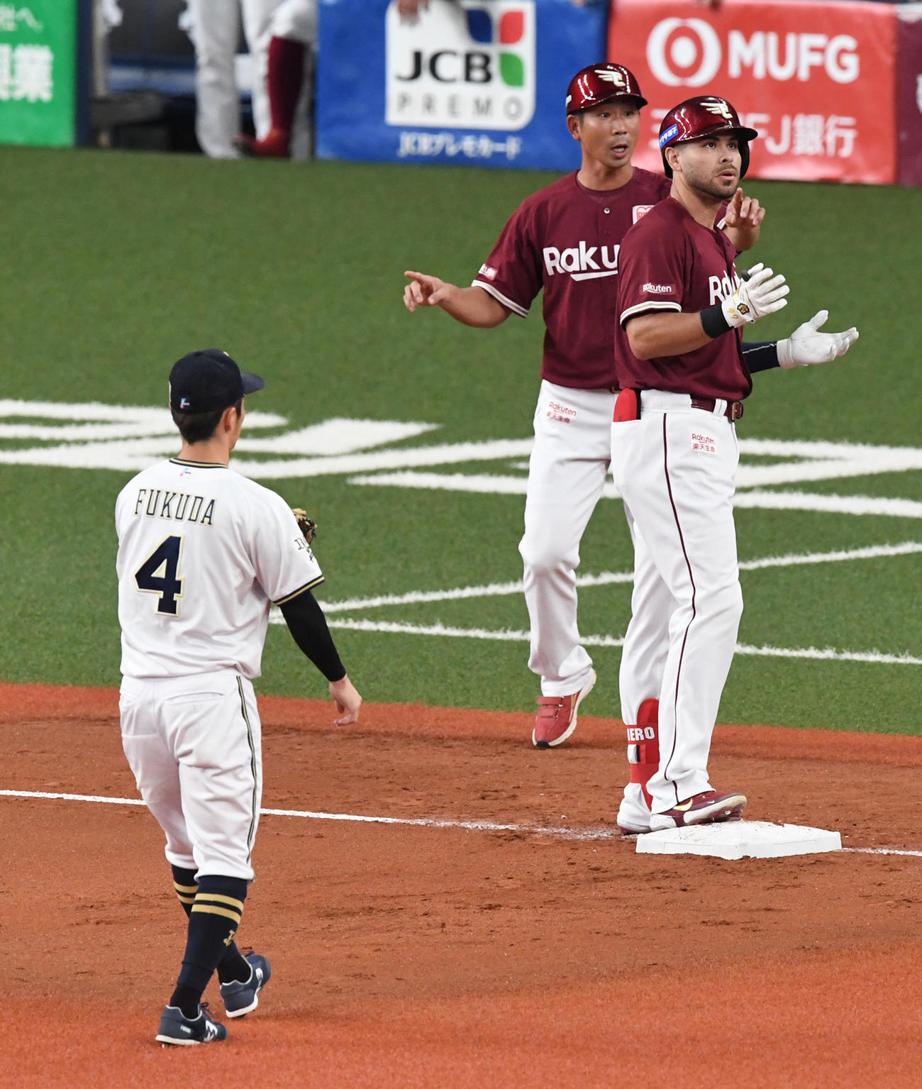 オリックス対楽天　2回表楽天無死、三塁で福田（左）にタッチされ不思議そうな表情を見せるロメロ（撮影・前岡正明）