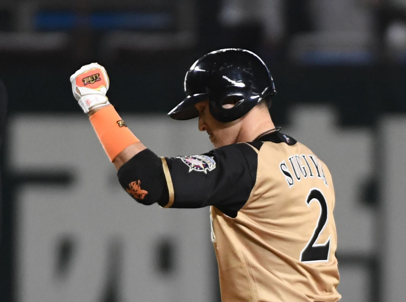 ソフトバンク対日本ハム　3回表日本ハム1死二塁、杉谷拳士は左中間に同点の適時二塁打を放ちガッツポーズ（撮影・今浪浩三）