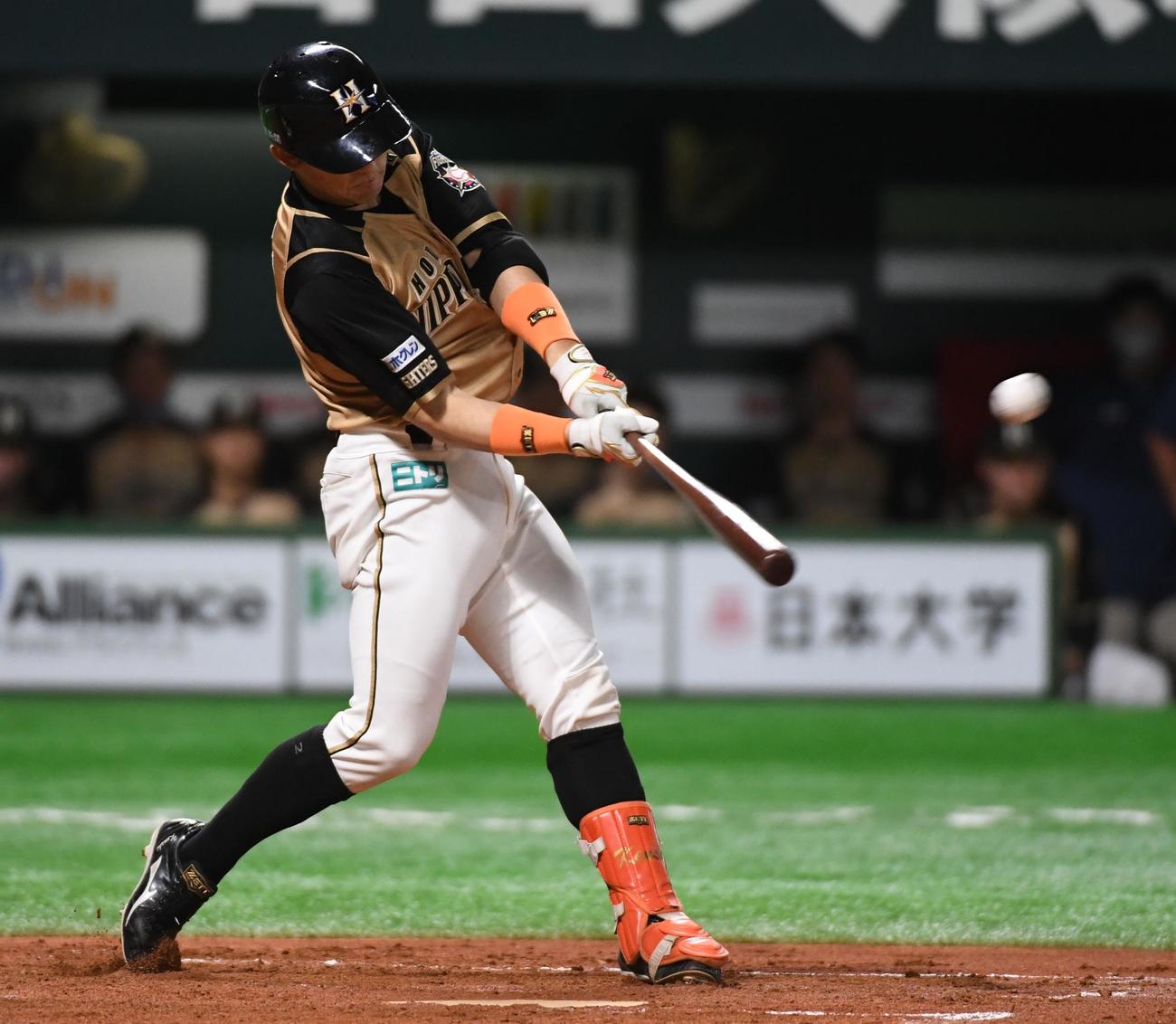 ソフトバンク対日本ハム　3回表日本ハム1死二塁、杉谷拳士は左中間に同点の適時二塁打を放つ（撮影・今浪浩三）