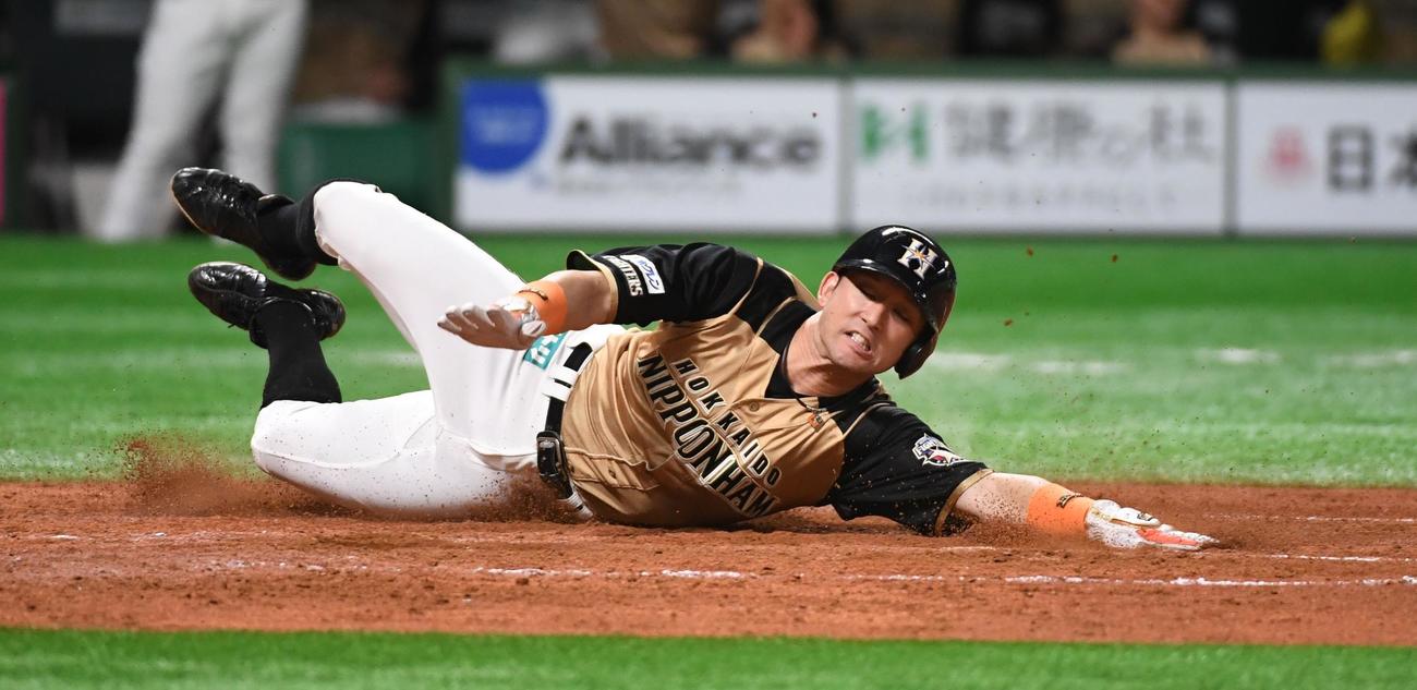 ソフトバンク対日本ハム　3回表日本ハム1死二塁、近藤健介の右前適時打で生還する二塁走者の杉谷拳士（撮影・今浪浩三）