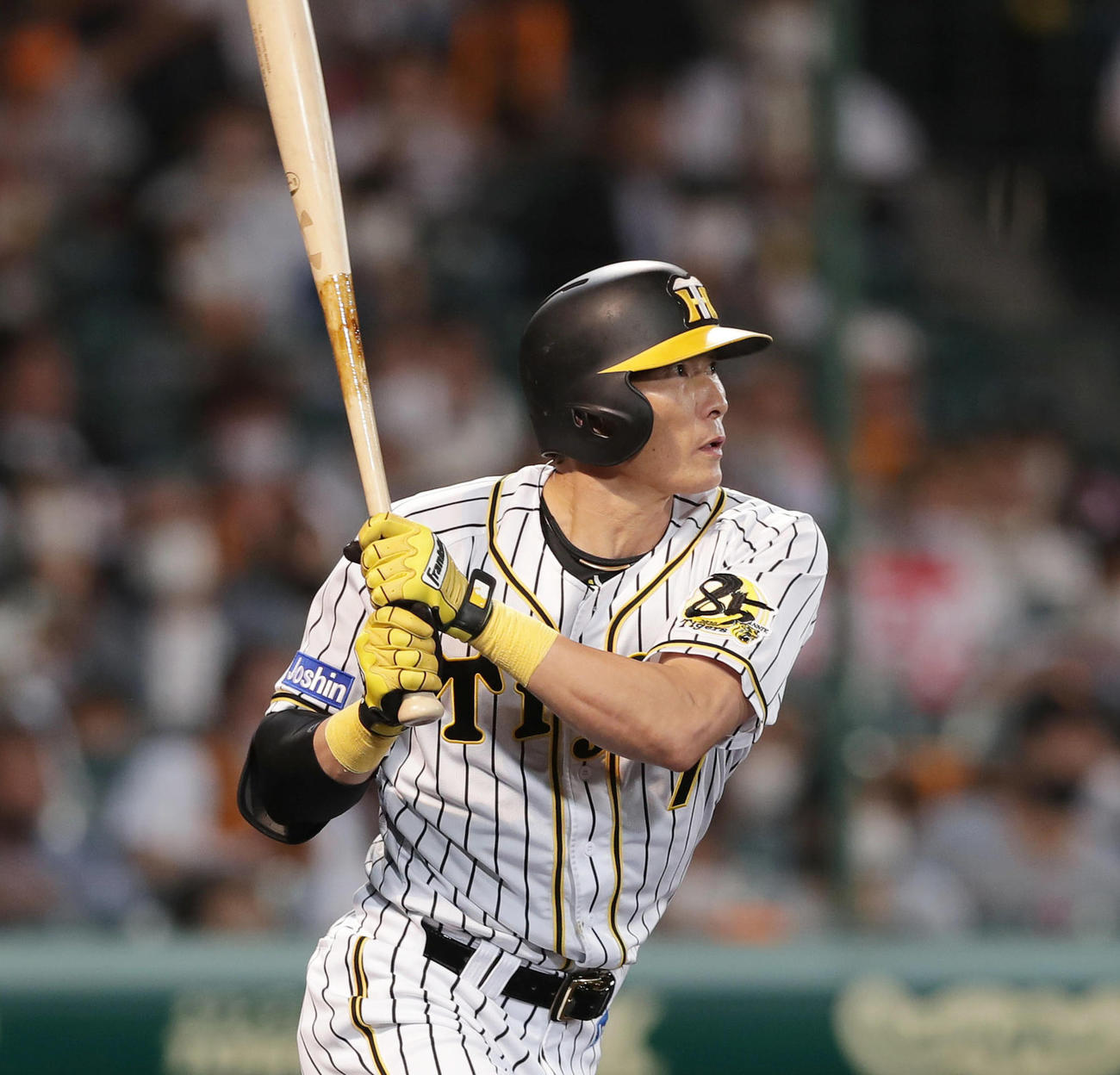 阪神対巨人　5回裏阪神1死満塁、中前2点適時打を放つ糸井（撮影・前田充）