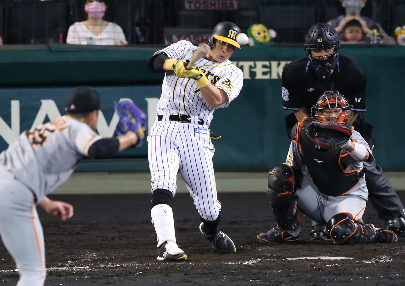 阪神対巨人　5回裏阪神1死満塁、糸井は中前2点適時打を放つ（撮影・上山淳一）