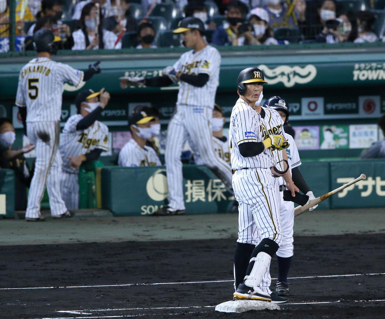 阪神対巨人　5回裏阪神1死満塁、糸井は中前2点適時打を放つ（撮影・上山淳一）