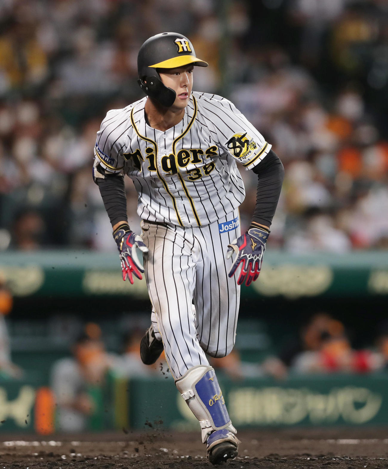 阪神対巨人　6回裏阪神2死、猛打賞となる中前打を放つ小幡（撮影・前田充）