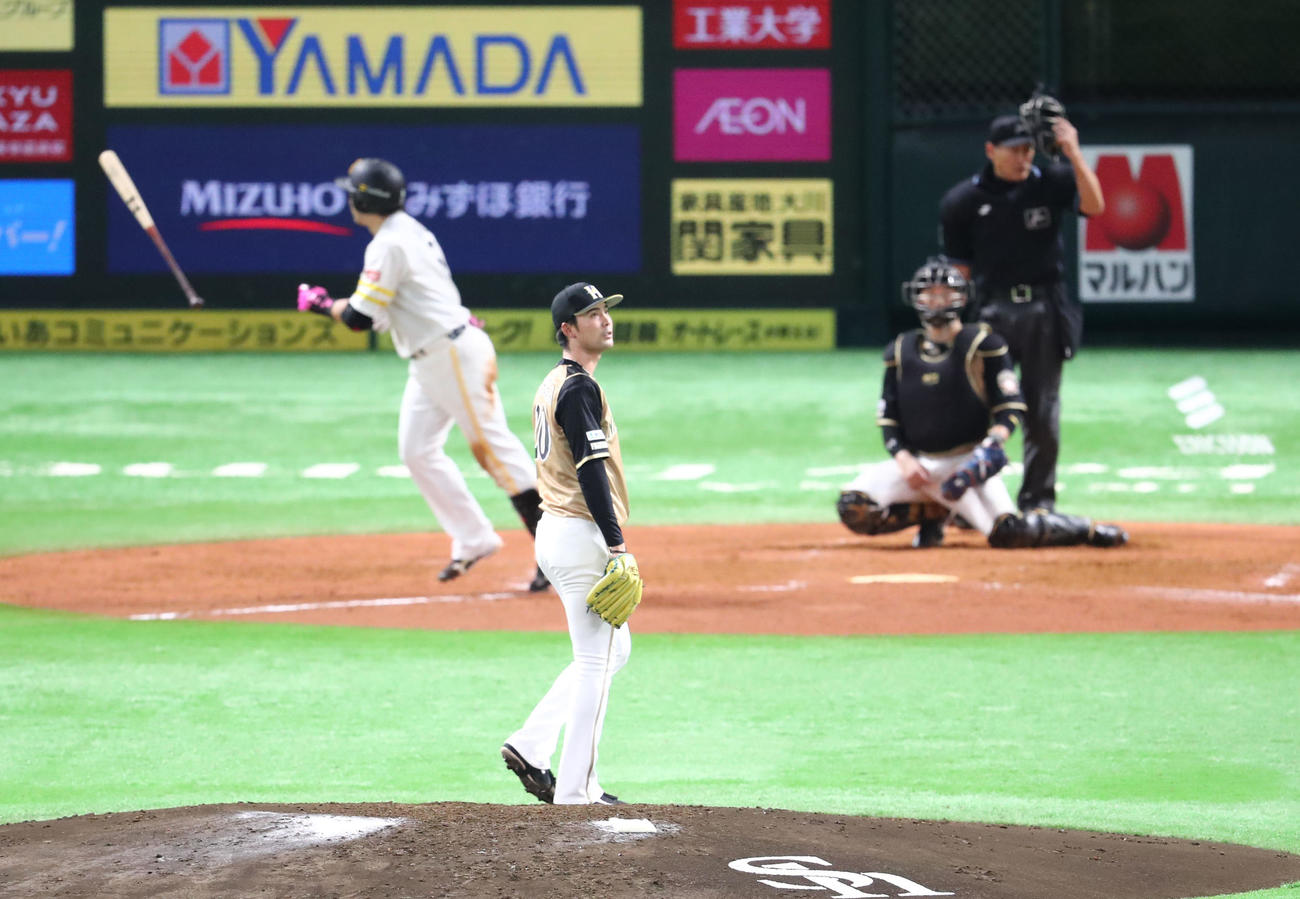 松田宣浩に左越え逆転2点本塁打を浴びる上原健太（撮影・梅根麻紀）
