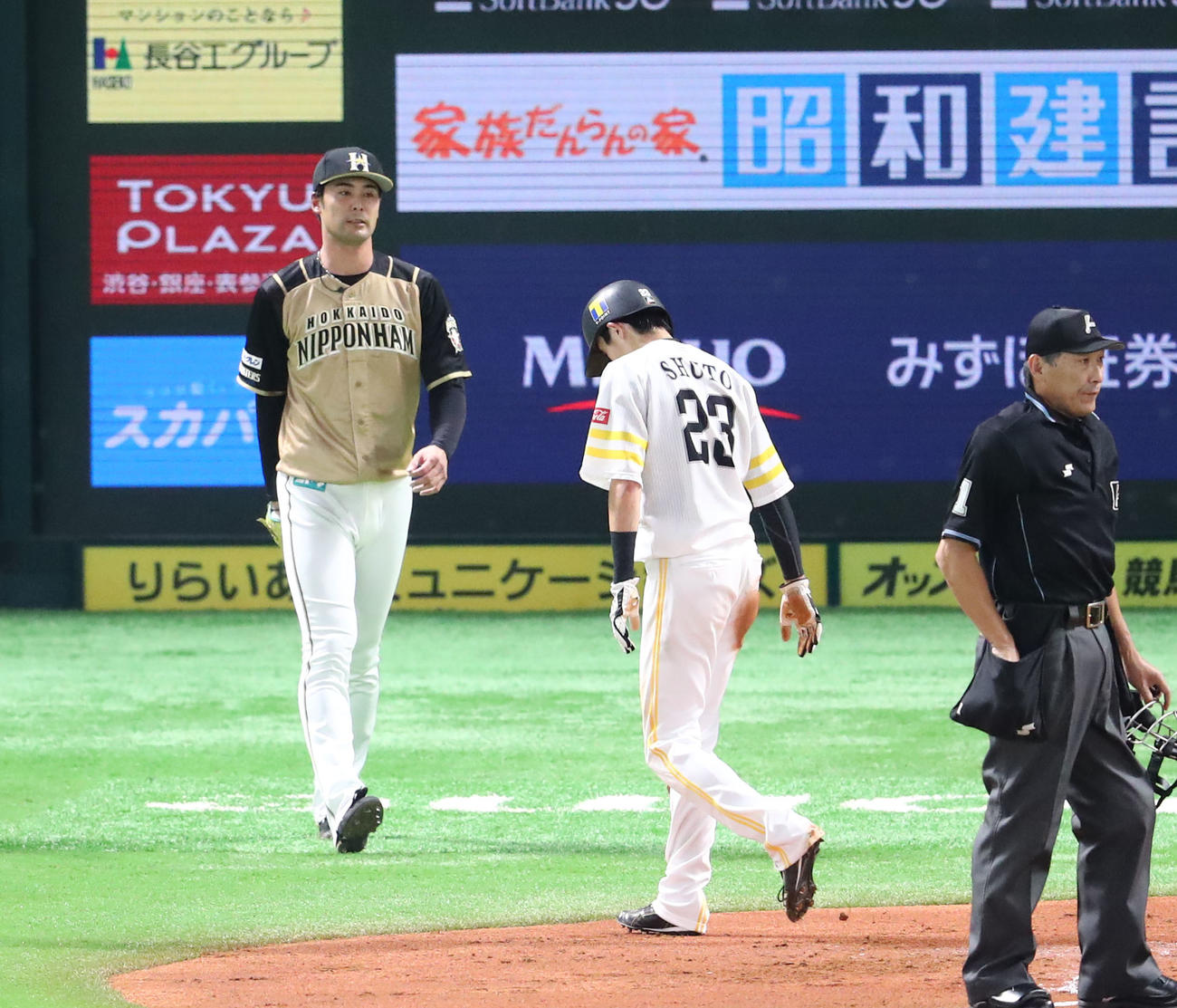 川島慶三に左前先制適時打を浴びた上原健太（撮影・梅根麻紀）