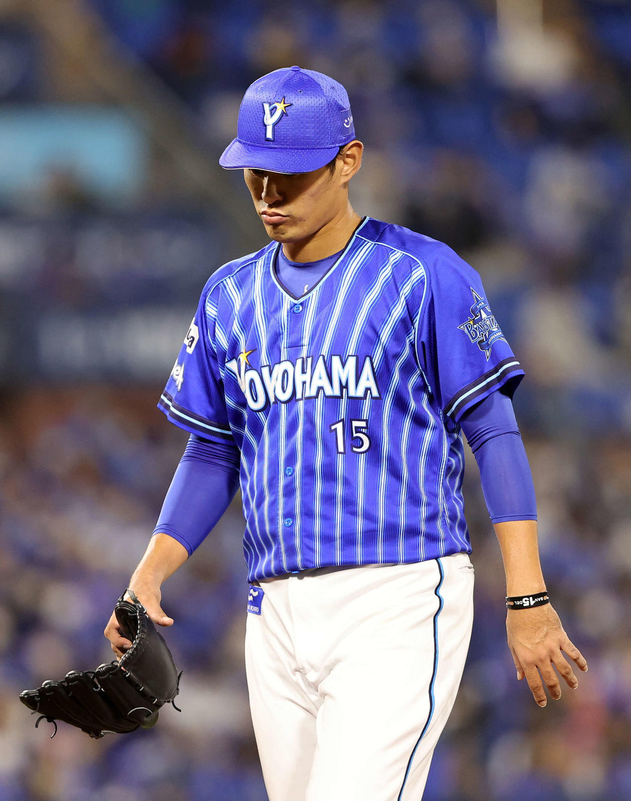 DeNA対中日　5回表、降板するDeNA井納（撮影・鈴木正人）