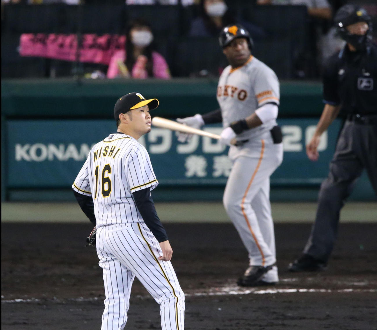 阪神対巨人　8回表巨人無死、西勇はウィーラーに左越え本塁打を被弾する（撮影・上山淳一）