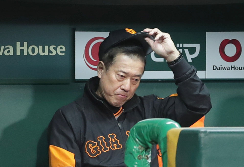 5回を終えベンチで厳しい表情を見せる巨人原監督（撮影・前田充）