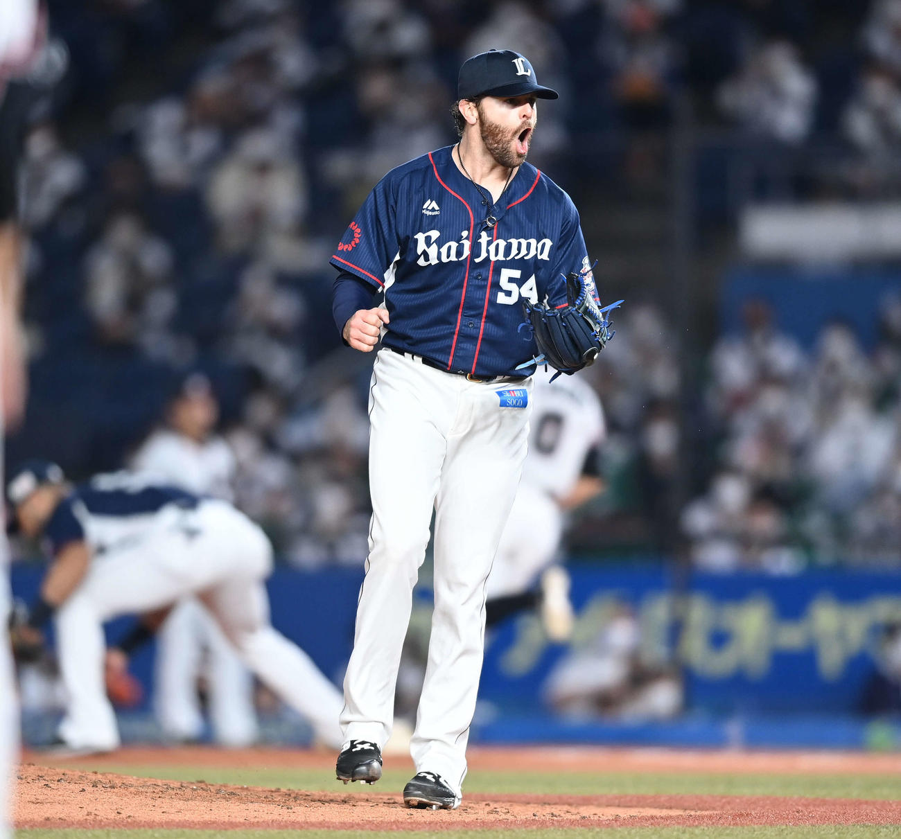ロッテ対西武　6回裏ロッテ1死一、二塁、荻野を遊ゴロ併殺に仕留めほえるニール（撮影・鈴木みどり）