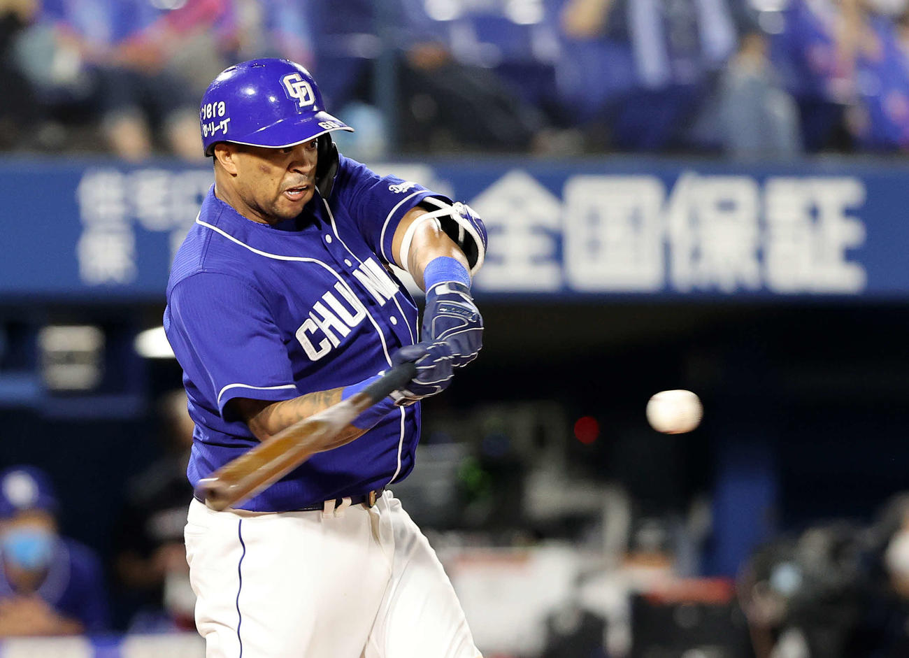 DeNA対中日　8回表中日1死一、二塁、ビシエドは中越え本塁打を放つ（撮影・鈴木正人）