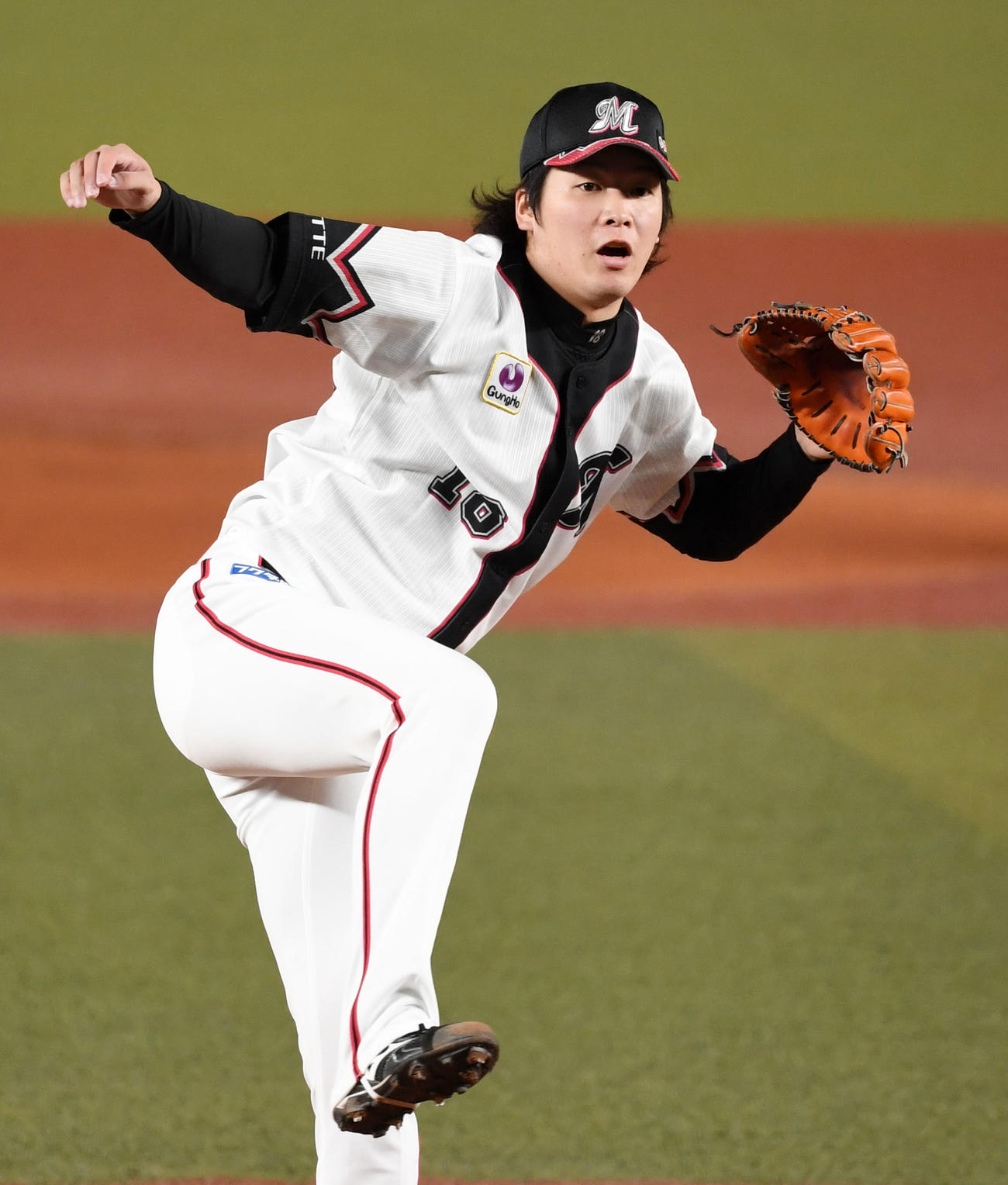ロッテ対西武　力投するロッテ先発の二木（撮影・横山健太）