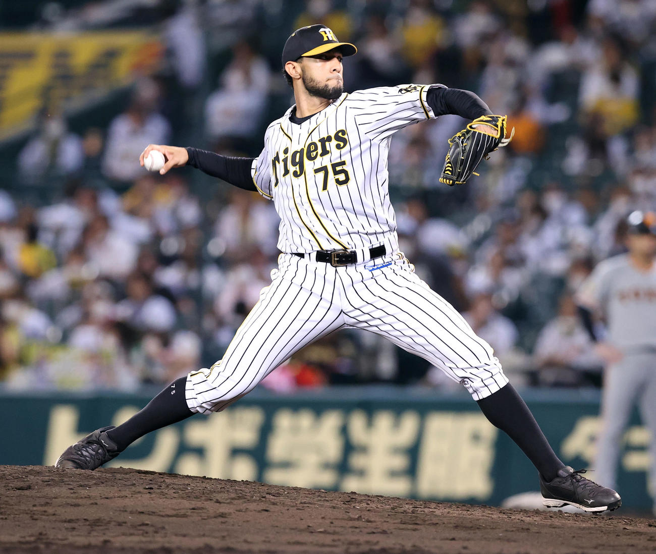 阪神対巨人　9回表、阪神2番手で登板し力投するスアレス（撮影・垰建太）