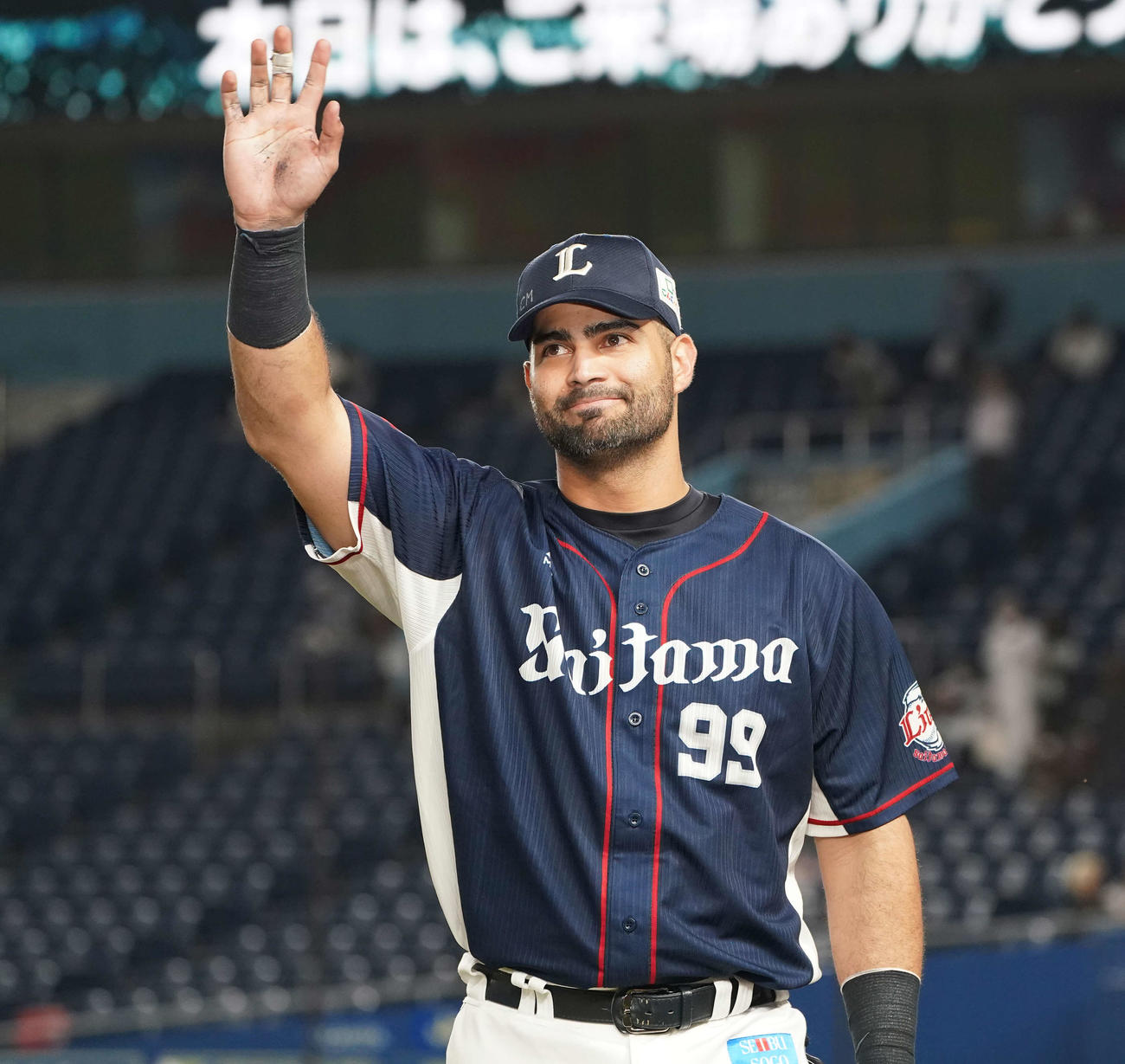 ロッテ対西武　ロッテに勝利し、ファンの声援に応える西武メヒア（撮影・鈴木みどり）