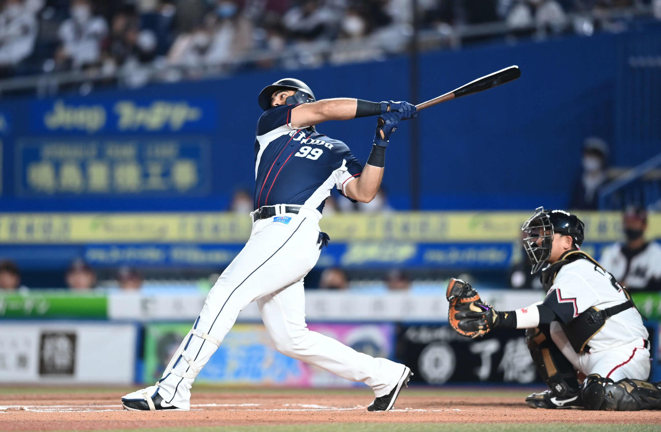 ロッテ対西武　10回表西武無死、決勝の左越えソロ本塁打を放つメヒア（撮影・鈴木みどり）
