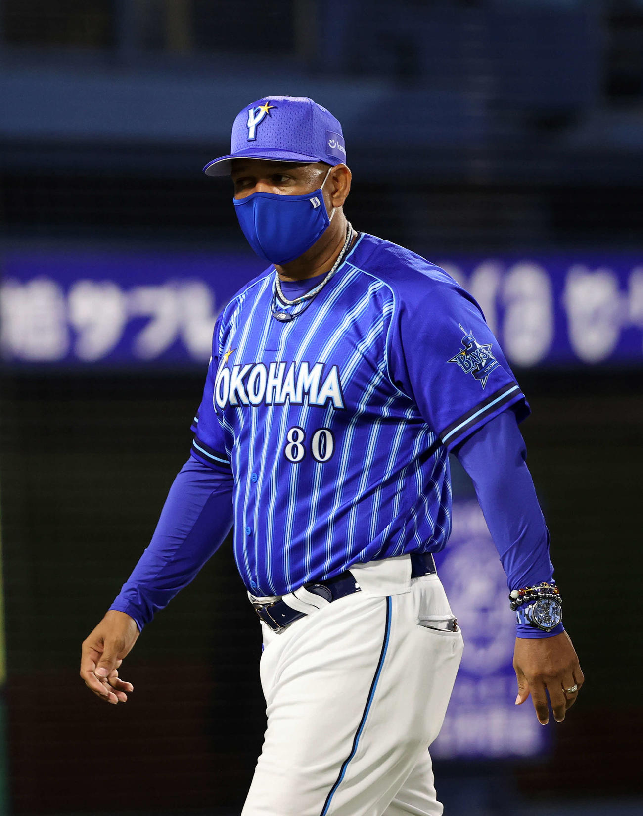 DeNA対中日　5回表、投手交代を告げ引き揚げるDeNAラミレス監督（撮影・鈴木正人）