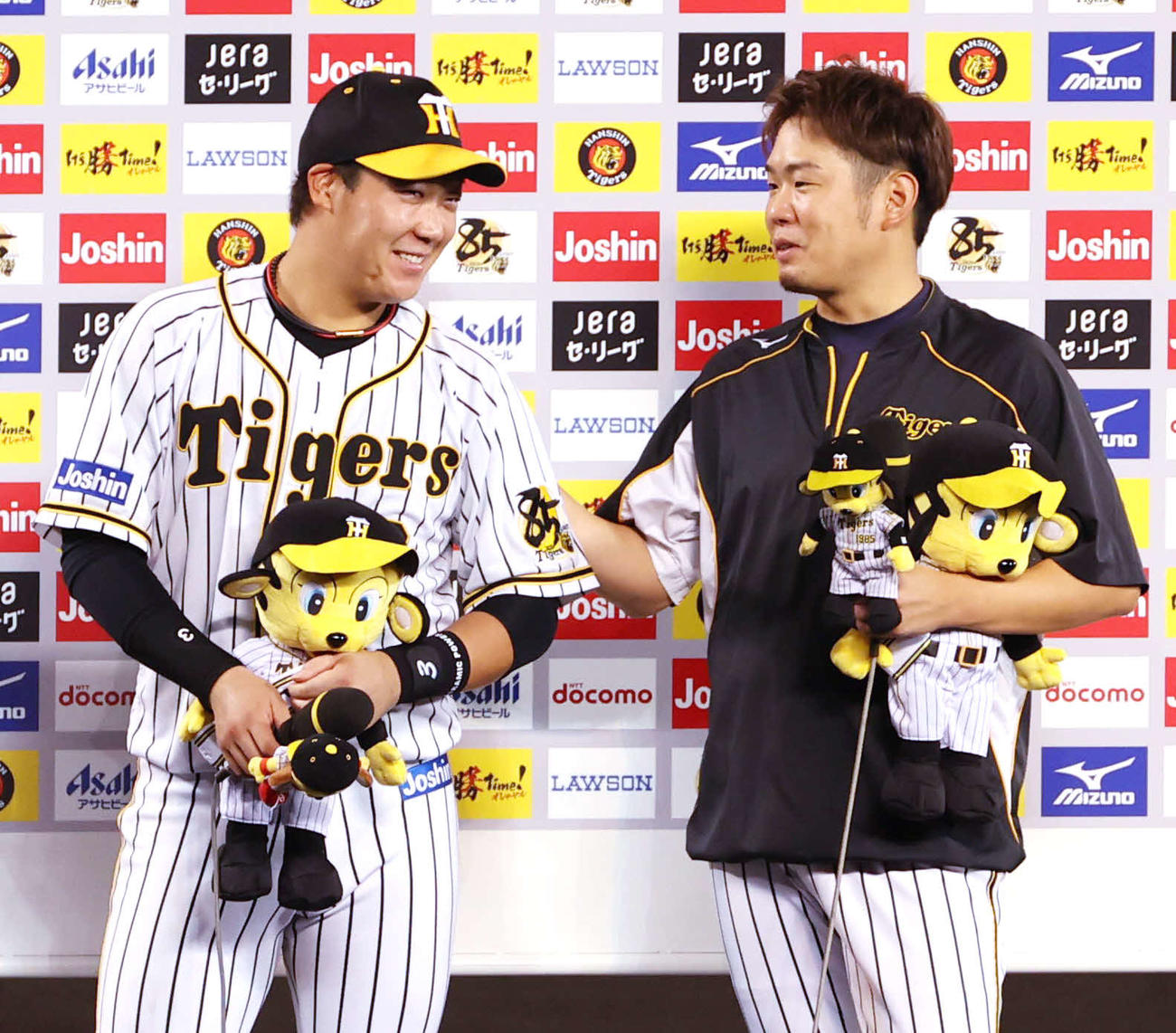 阪神対巨人　お立ち台で笑顔をみせる大山（左）と西勇（撮影・清水貴仁）