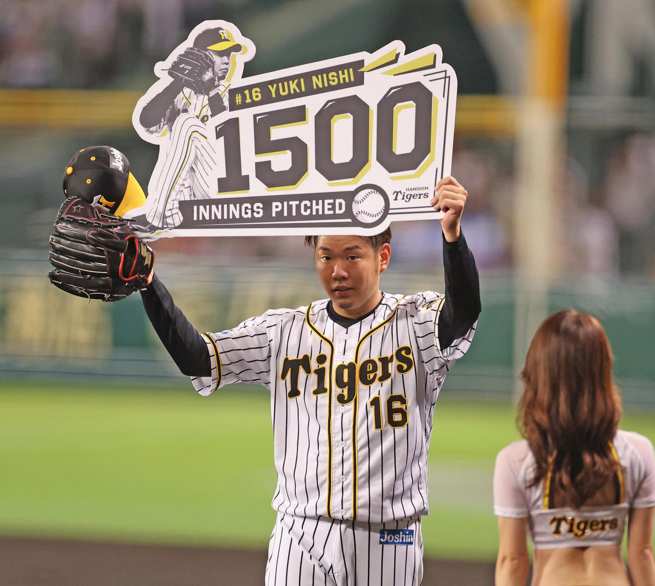 1回を終え通算1500投球回を達成し記念ボードを手にする西勇輝（撮影・清水貴仁）