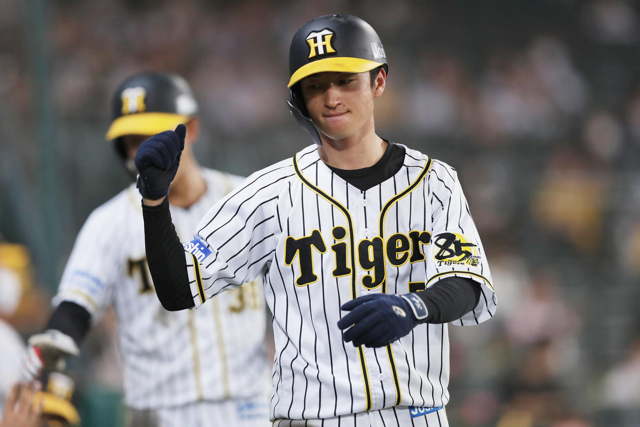 阪神対巨人　5回裏阪神1死満塁、糸井の2点適時打で生還しナインに迎えられる近本（撮影・前田充）