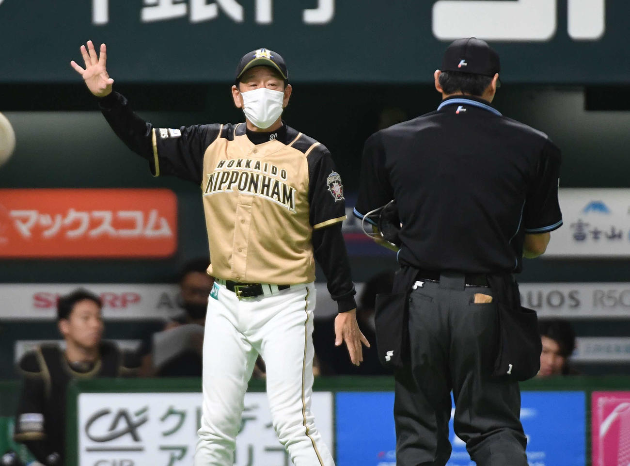 ソフトバンク対日本ハム　5回表、秋村球審に投手交代を告げる栗山監督（撮影・今浪浩三）