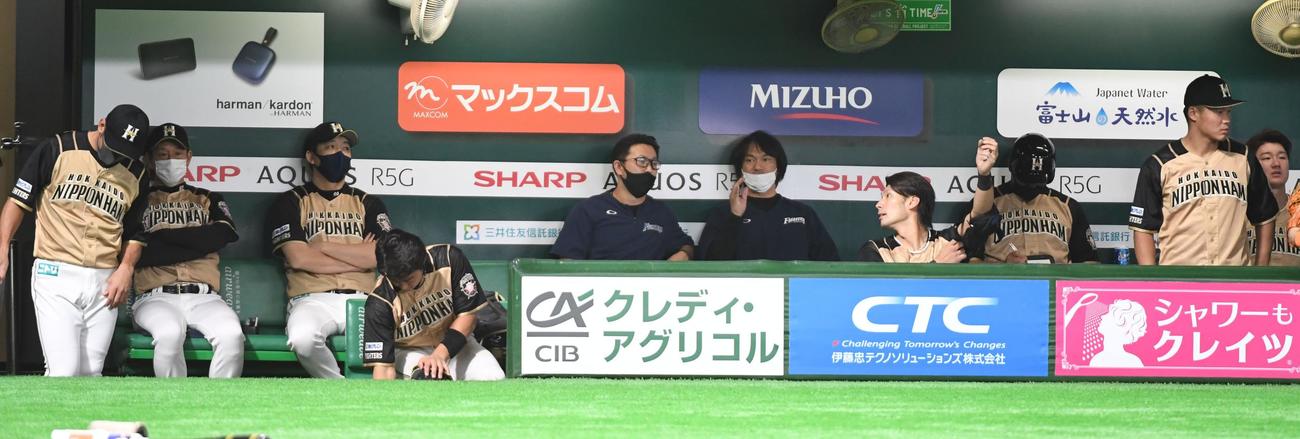 ソフトバンク対日本ハム　ソフトバンクに敗れベンチに座り込む日本ハムナイン（撮影・今浪浩三）