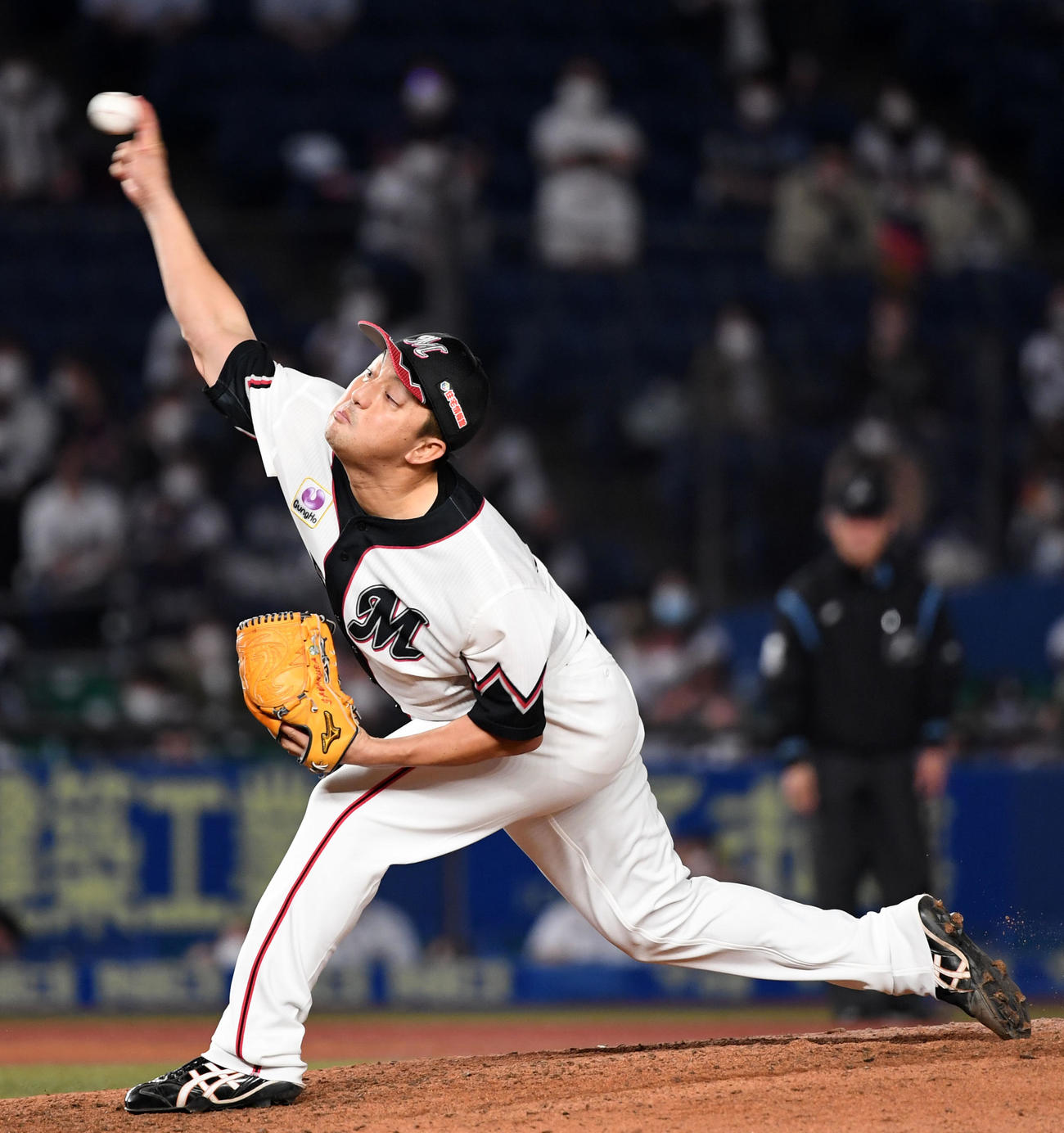 ロッテ対西武　10回表から登板したロッテ沢村（撮影・横山健太）