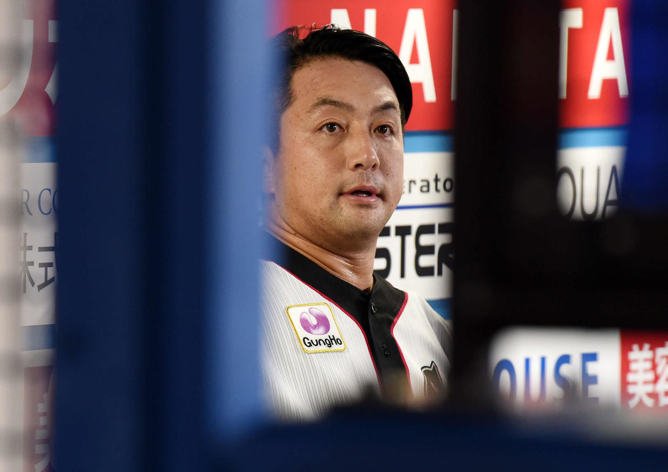 ロッテ対西武　10回表の投球を終え、ベンチに座るロッテ沢村（撮影・横山健太）