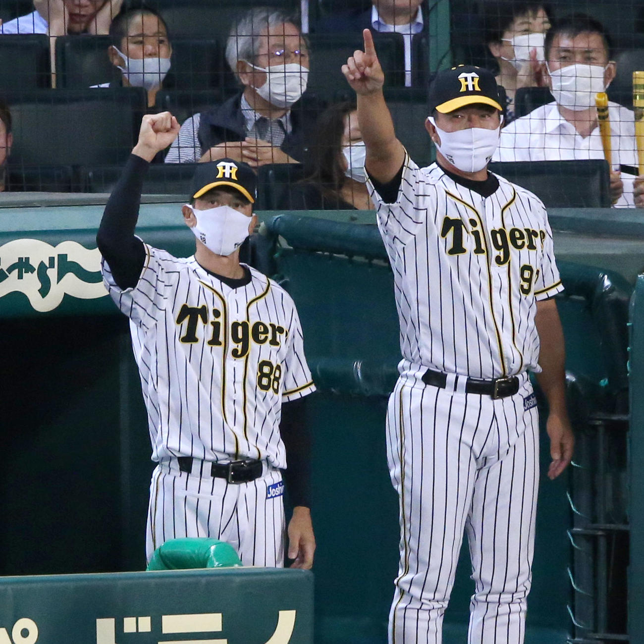 阪神対巨人　5回裏阪神1死満塁、矢野監督（左）は中前2点適時打を放った糸井に向かってガッツポーズ（撮影・上山淳一）
