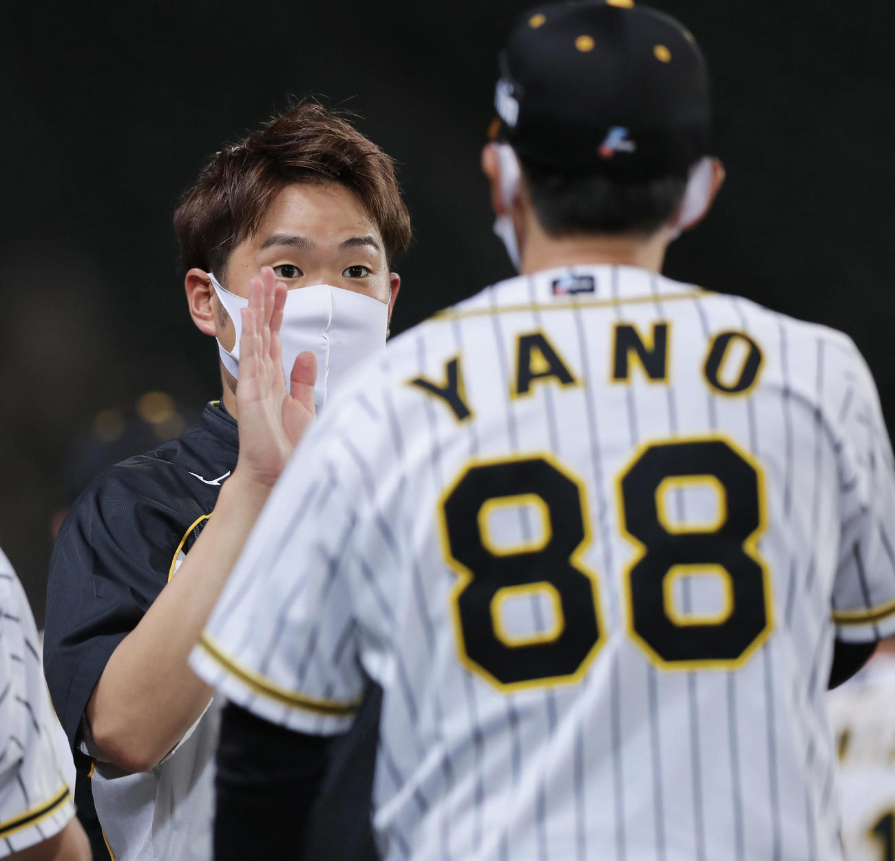 阪神対巨人　巨人に勝利し、矢野監督（手前）とエアタッチを交わす西勇（撮影・前田充）