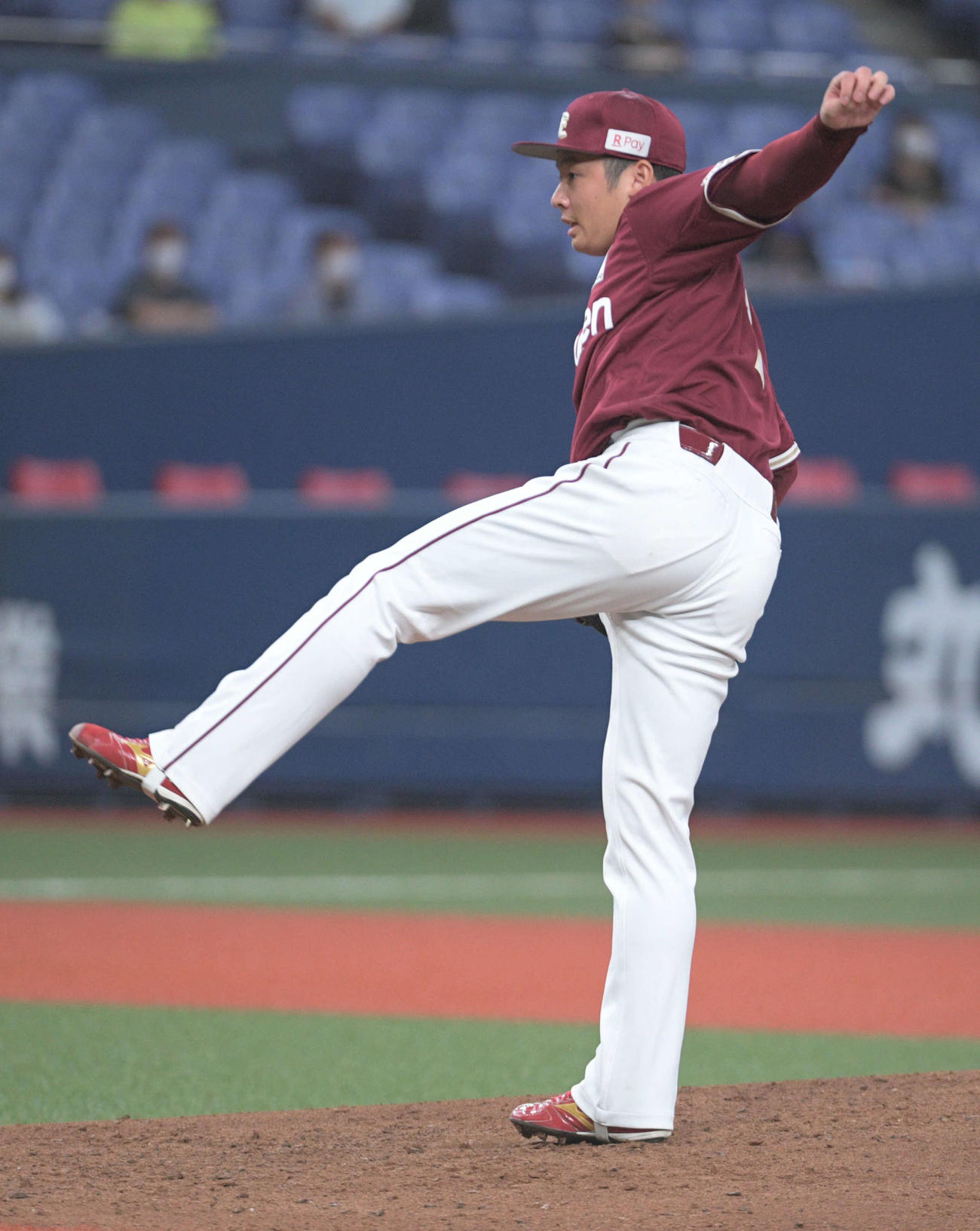 7回裏オリックス1死一、二塁、救援した楽天松井（撮影・渦原淳）