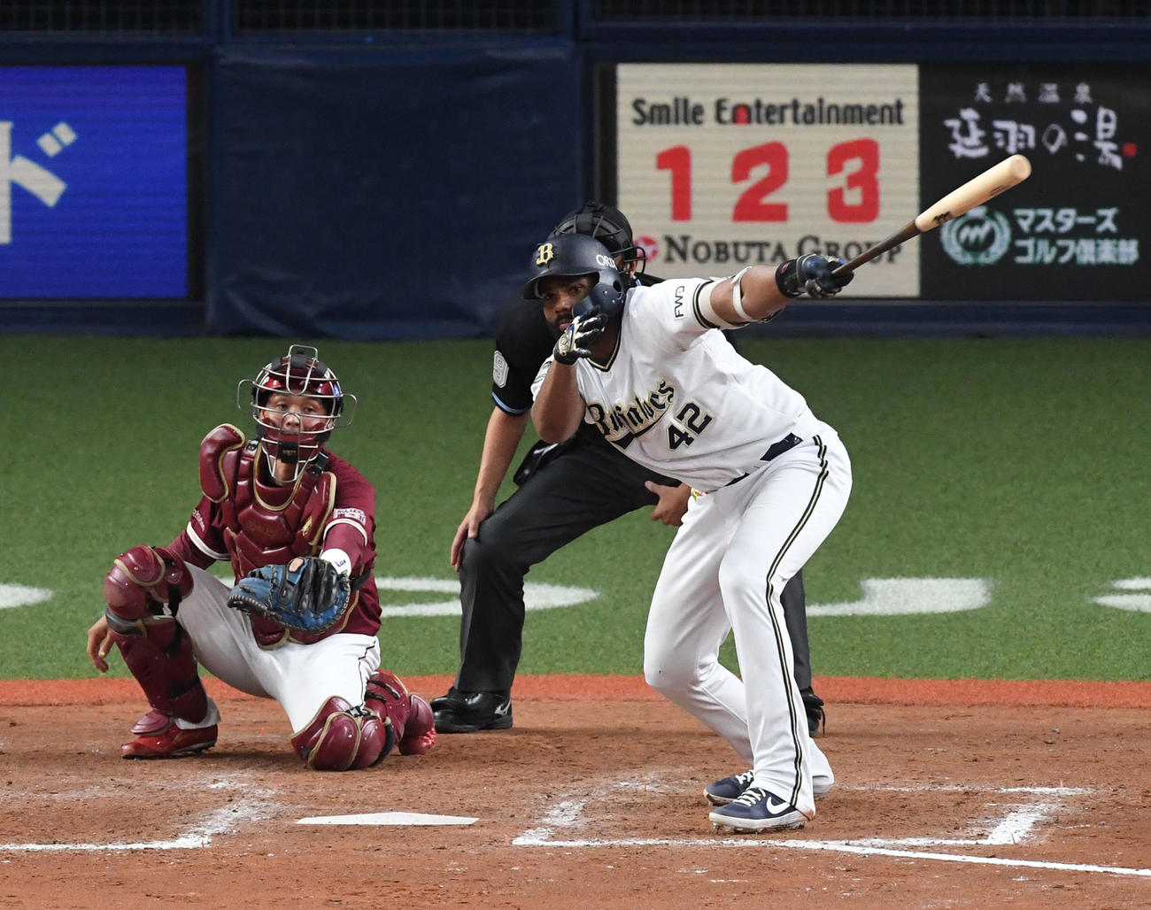 8回裏オリックス2死一、二塁、ロドリゲスは三塁ゴロに倒れる（撮影・前岡正明）