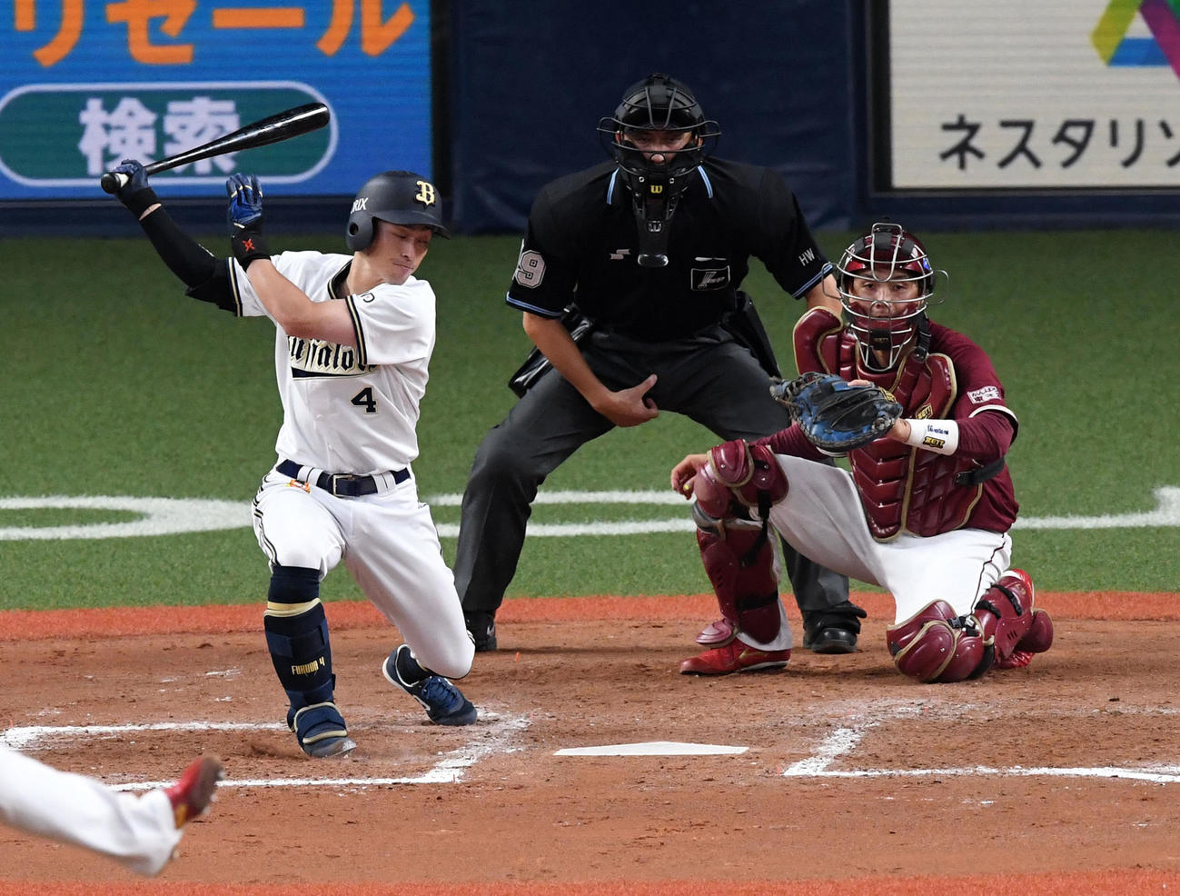 7回裏オリックス1死一、二塁、福田は空振りの三振に倒れる（撮影・前岡正明）