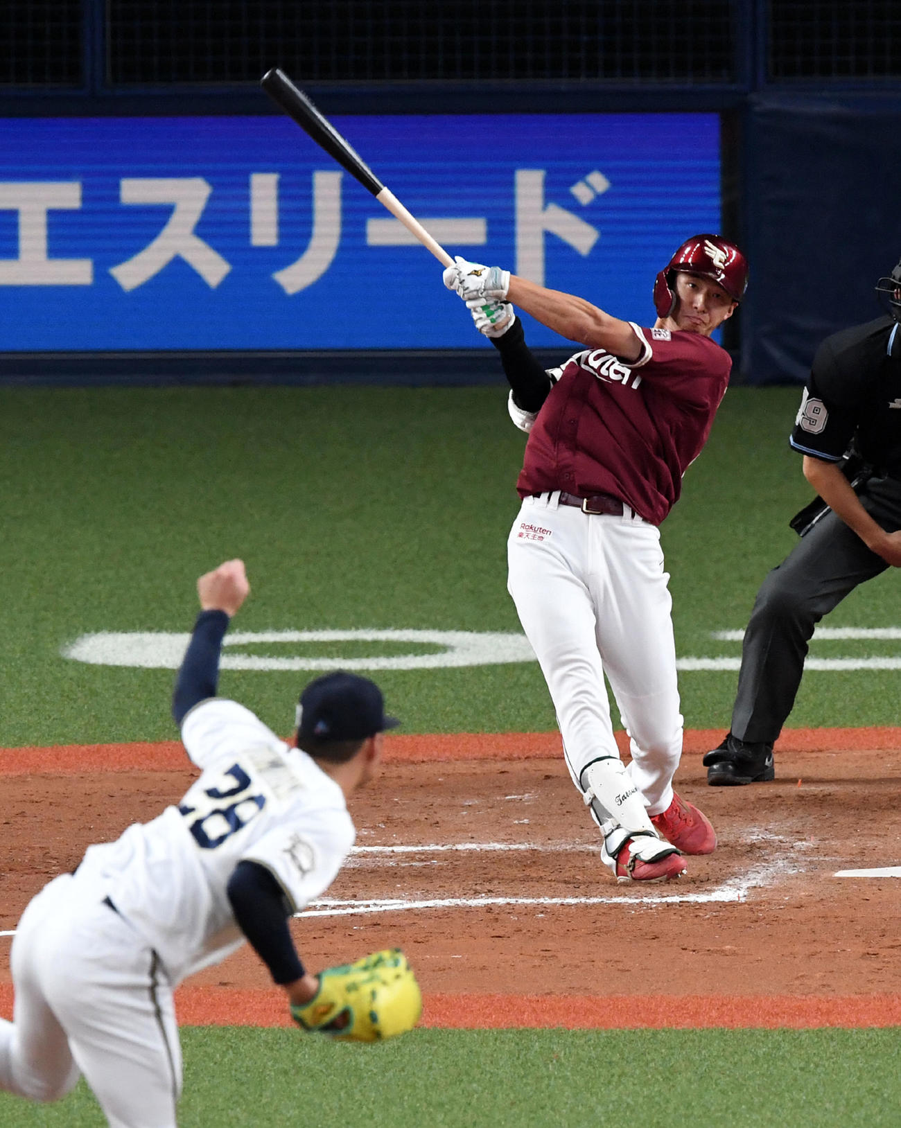 オリックス対楽天　8回表楽天2死二、三塁、辰己は中越え3点本塁打を放つ、投手富山（撮影・前岡正明）