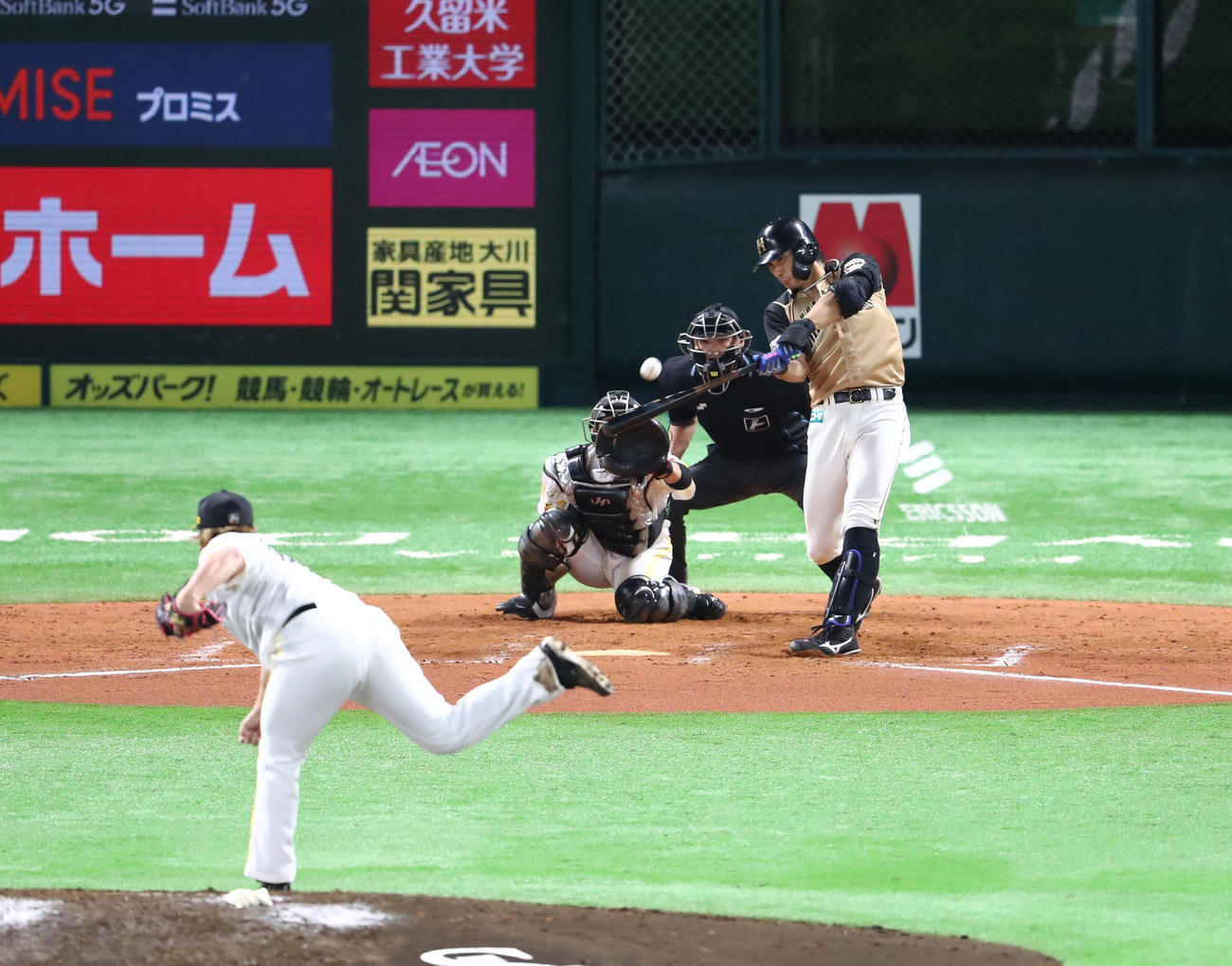 9回表日本ハム無死、大田泰示は左越えに本塁打を放つ（撮影・梅根麻紀）