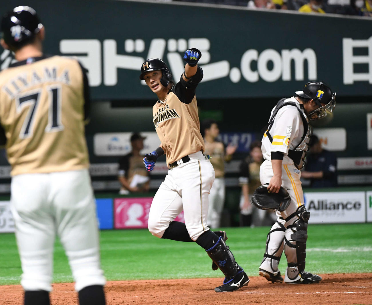 ソフトバンク対日本ハム　9回表日本ハム無死、大田は左中間にソロ本塁打を放ちガッツポーズ（撮影・今浪浩三）