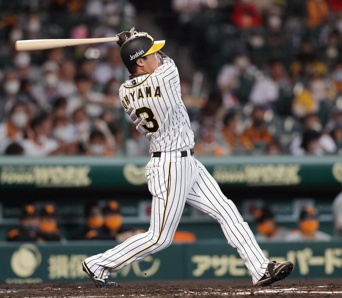 阪神対巨人　2回裏阪神無死、左中間に先制ソロ本塁打を放つ大山（撮影・前田充）