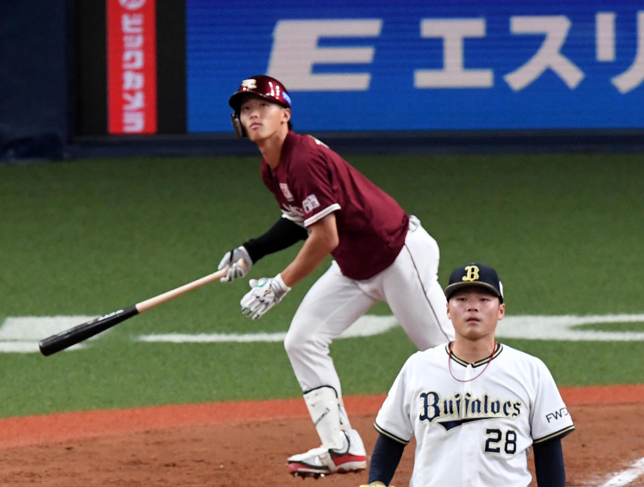 オリックス対楽天　8回表楽天2死二、三塁、辰己に中越え3点本塁打を打たれ打球の方向を見る富山凌雅（撮影・前岡正明）